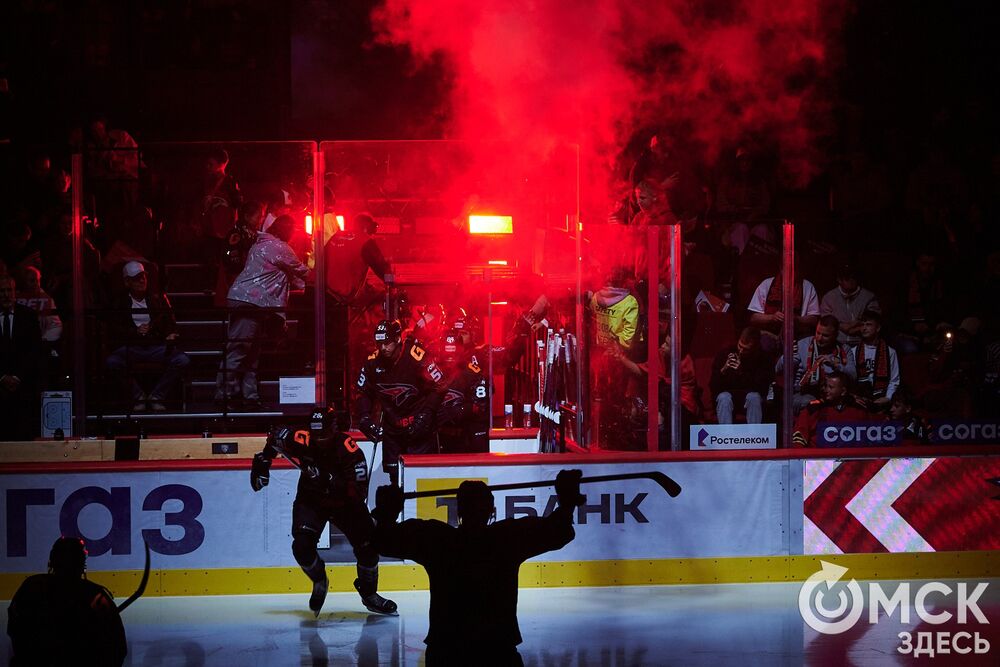 Первый матч сезона КХЛ прошёл на домашней арене омичей. Фото: Илья Петров