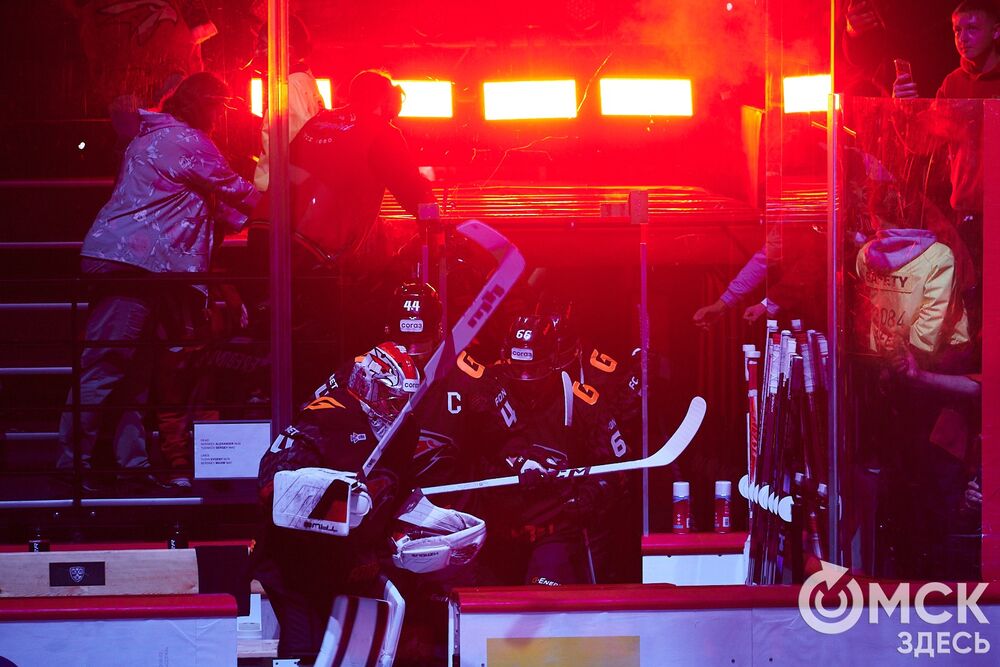 Первый матч сезона КХЛ прошёл на домашней арене омичей. Фото: Илья Петров