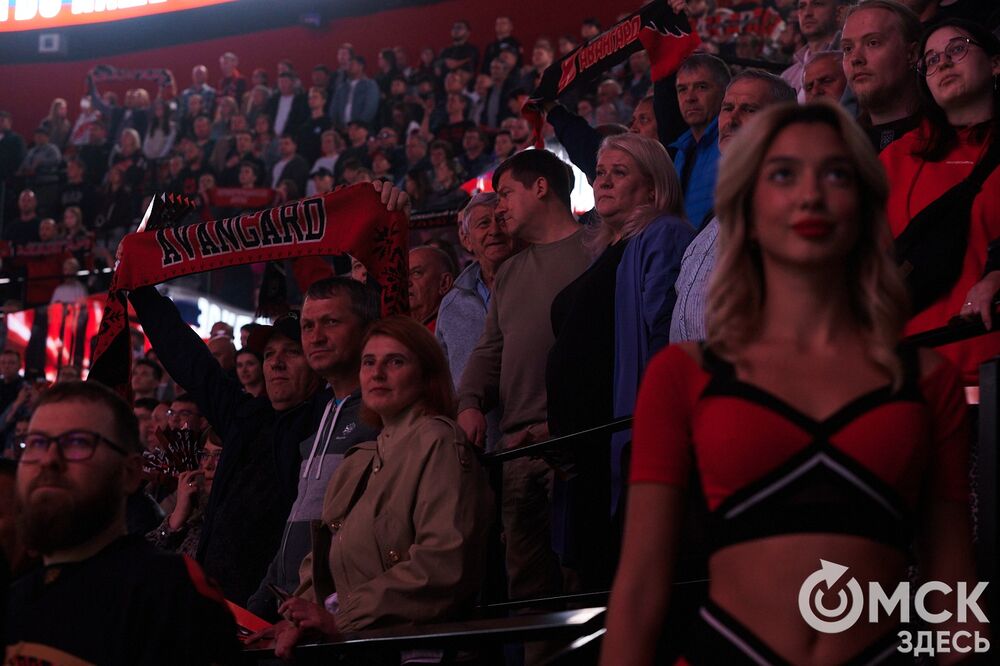 Первый матч сезона КХЛ прошёл на домашней арене омичей. Фото: Илья Петров