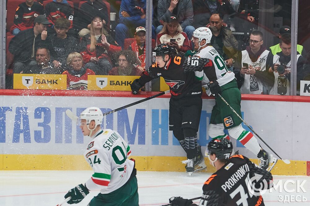 Первый матч сезона КХЛ прошёл на домашней арене омичей. Фото: Илья Петров
