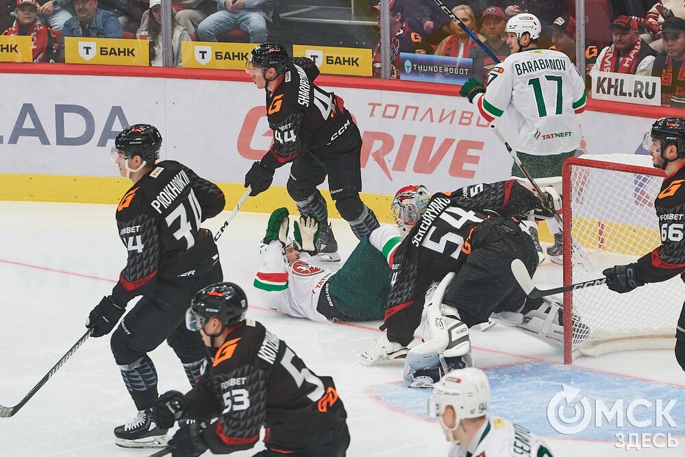 Первый матч сезона КХЛ прошёл на домашней арене омичей. Фото: Илья Петров