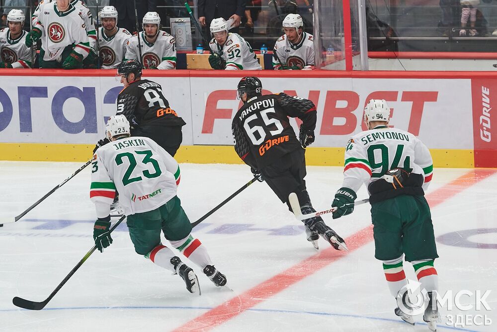Первый матч сезона КХЛ прошёл на домашней арене омичей. Фото: Илья Петров