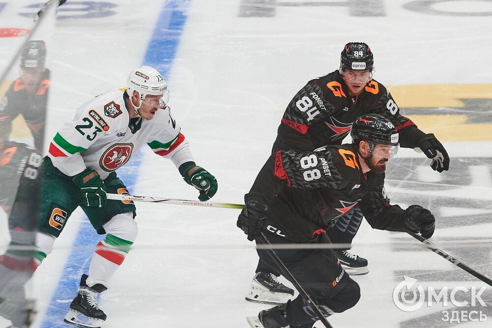 Первый матч сезона КХЛ прошёл на домашней арене омичей. Фото: Илья Петров