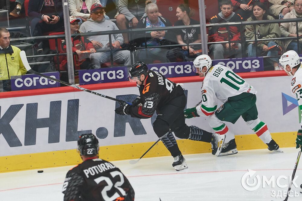 Первый матч сезона КХЛ прошёл на домашней арене омичей. Фото: Илья Петров