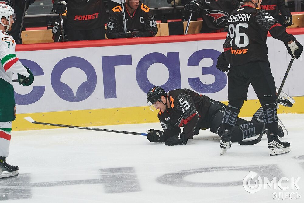 Первый матч сезона КХЛ прошёл на домашней арене омичей. Фото: Илья Петров