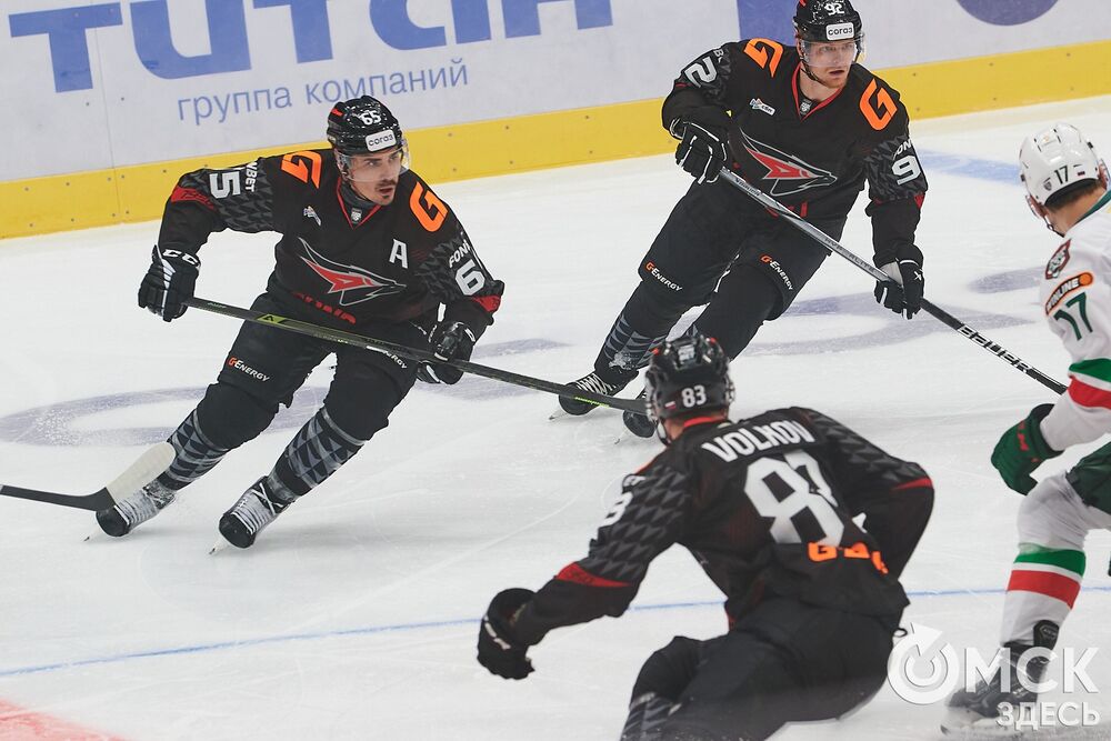 Первый матч сезона КХЛ прошёл на домашней арене омичей. Фото: Илья Петров
