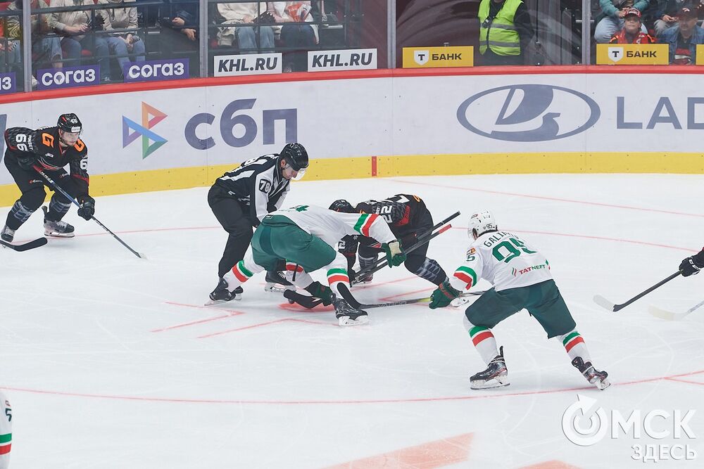 Первый матч сезона КХЛ прошёл на домашней арене омичей. Фото: Илья Петров