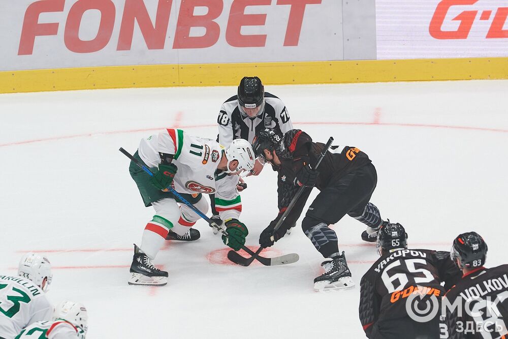 Первый матч сезона КХЛ прошёл на домашней арене омичей. Фото: Илья Петров