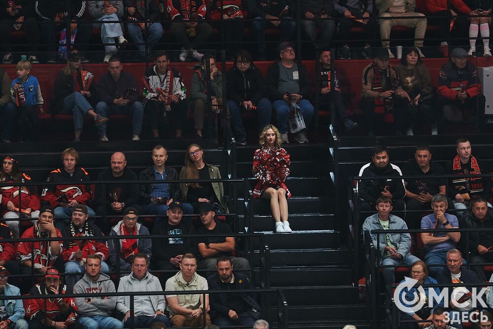 Первый матч сезона КХЛ прошёл на домашней арене омичей. Фото: Илья Петров
