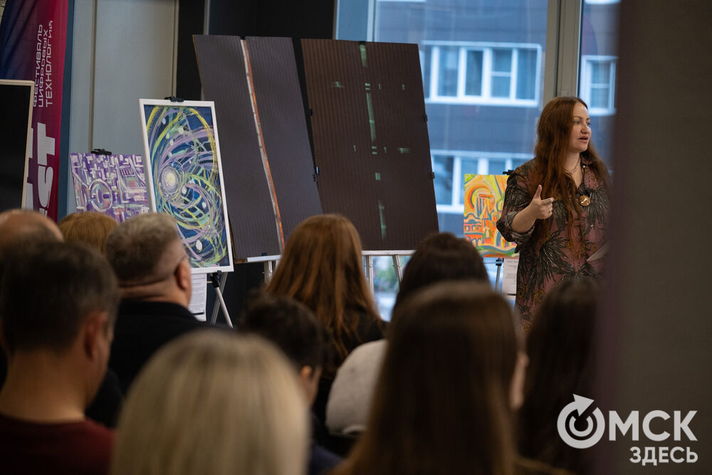 В День программиста, 13 сентября, в Омске открылась выставка художественных работ на тему квантового города. Подробности: здесь . Фото: Елизавета Медведева