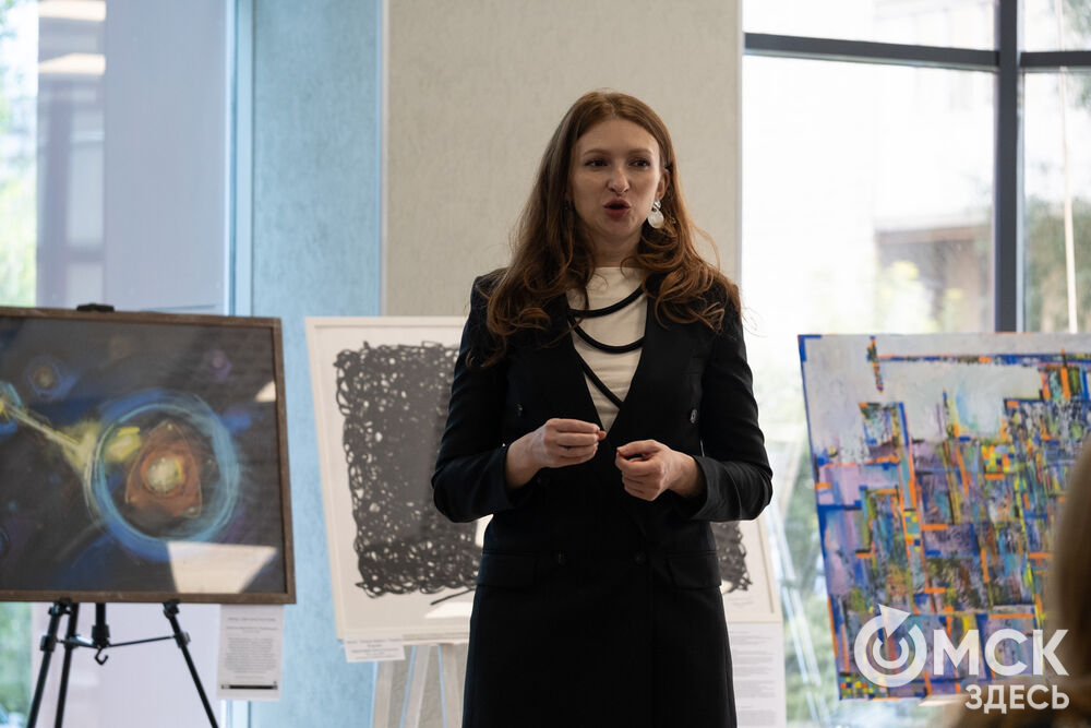 В День программиста, 13 сентября, в Омске открылась выставка художественных работ на тему квантового города. Подробности: здесь . Фото: Елизавета Медведева