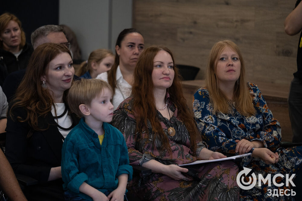 В День программиста, 13 сентября, в Омске открылась выставка художественных работ на тему квантового города. Подробности: здесь . Фото: Елизавета Медведева