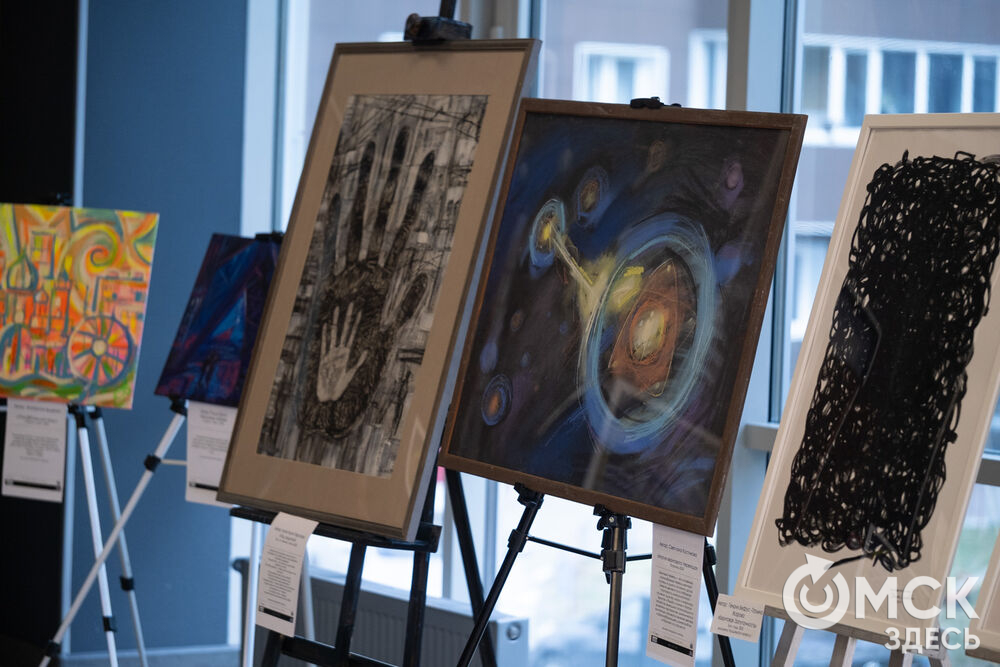 В День программиста, 13 сентября, в Омске открылась выставка художественных работ на тему квантового города. Подробности: здесь . Фото: Елизавета Медведева