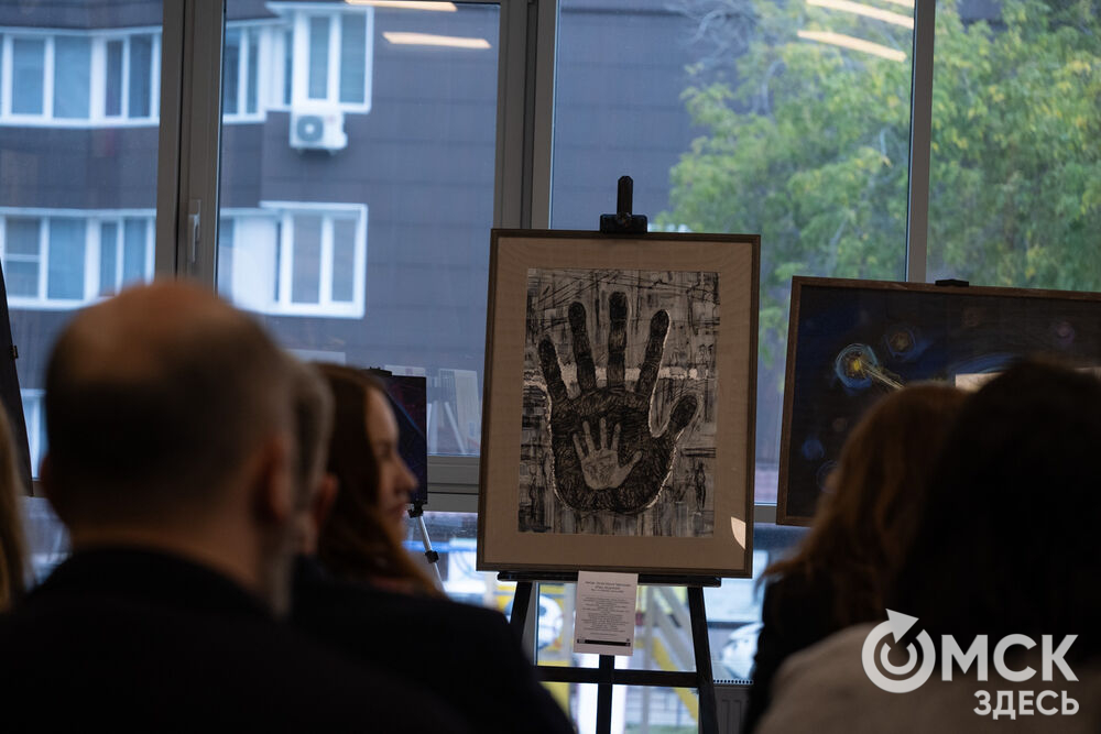 В День программиста, 13 сентября, в Омске открылась выставка художественных работ на тему квантового города. Подробности: здесь . Фото: Елизавета Медведева