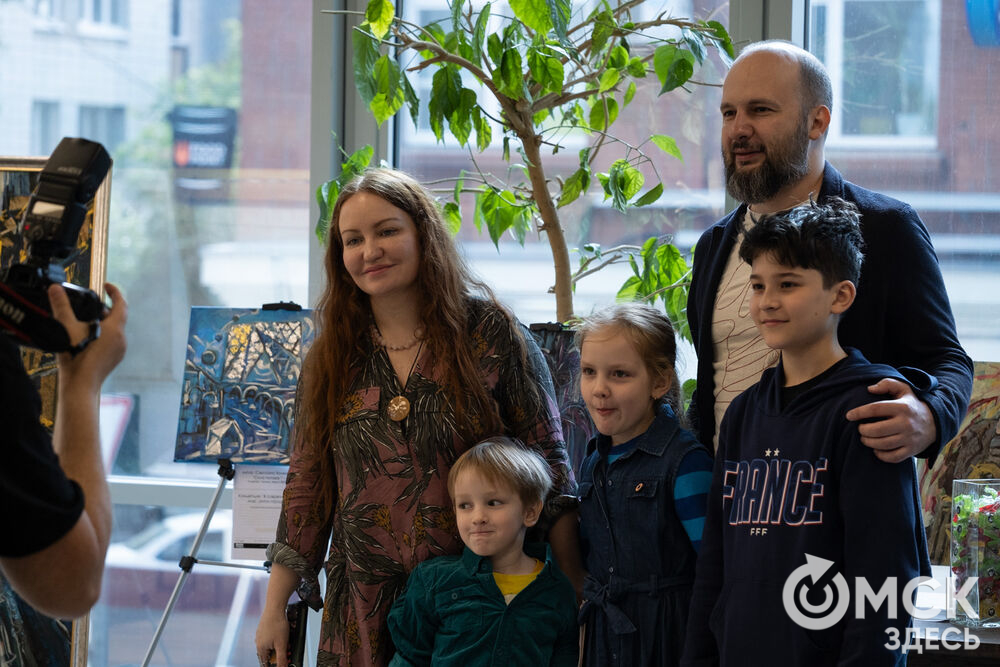 В День программиста, 13 сентября, в Омске открылась выставка художественных работ на тему квантового города. Подробности: здесь . Фото: Елизавета Медведева