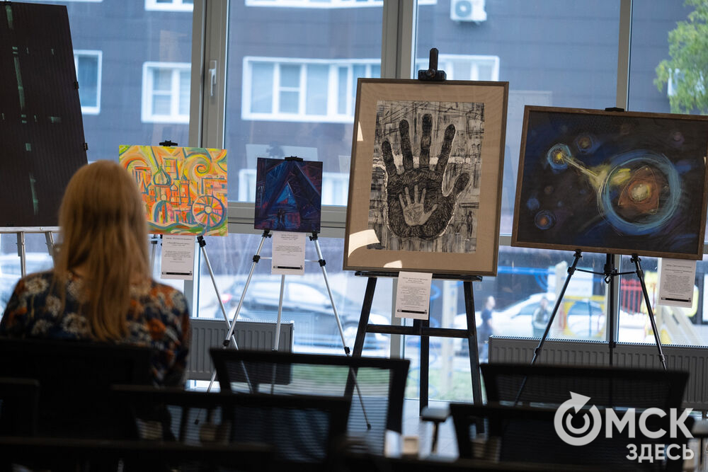 В День программиста, 13 сентября, в Омске открылась выставка художественных работ на тему квантового города. Подробности: здесь . Фото: Елизавета Медведева