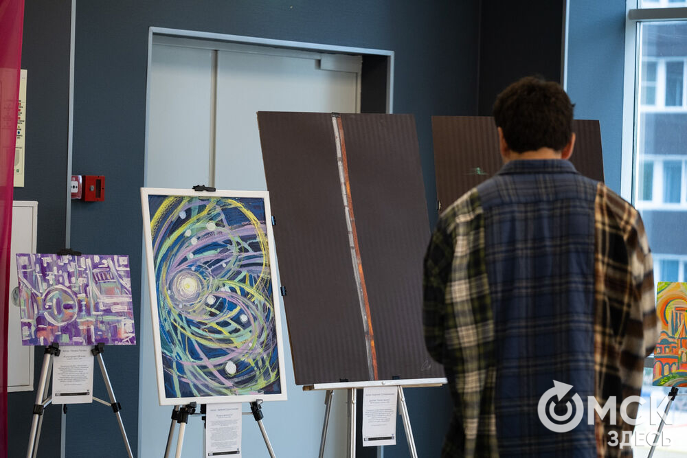 В День программиста, 13 сентября, в Омске открылась выставка художественных работ на тему квантового города. Подробности: здесь . Фото: Елизавета Медведева