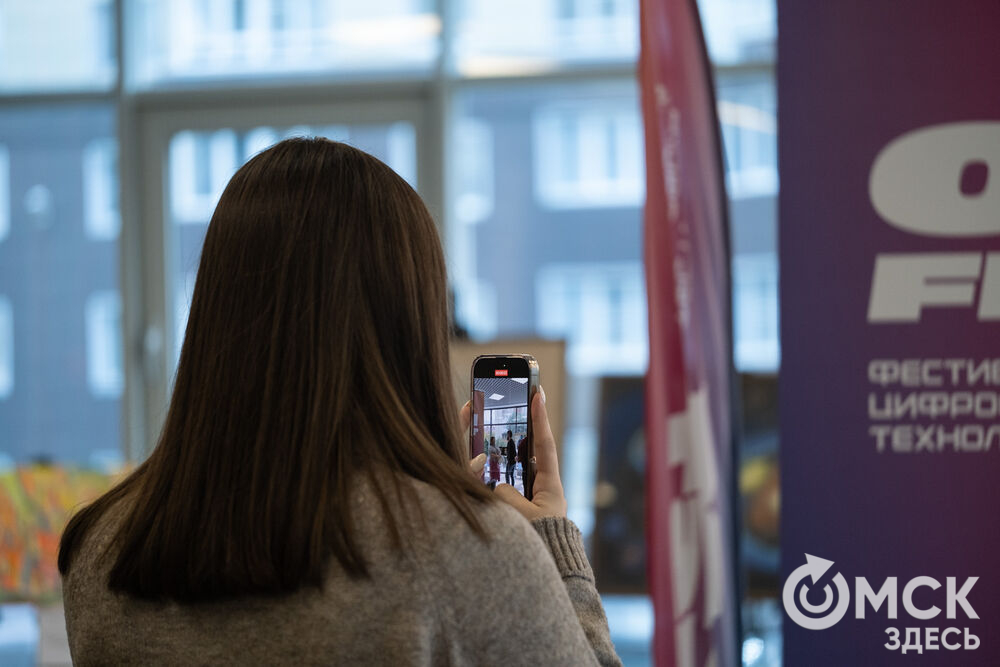 В День программиста, 13 сентября, в Омске открылась выставка художественных работ на тему квантового города. Подробности: здесь . Фото: Елизавета Медведева