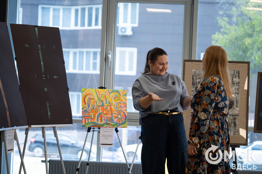 В День программиста, 13 сентября, в Омске открылась выставка художественных работ на тему квантового города. Подробности: здесь . Фото: Елизавета Медведева