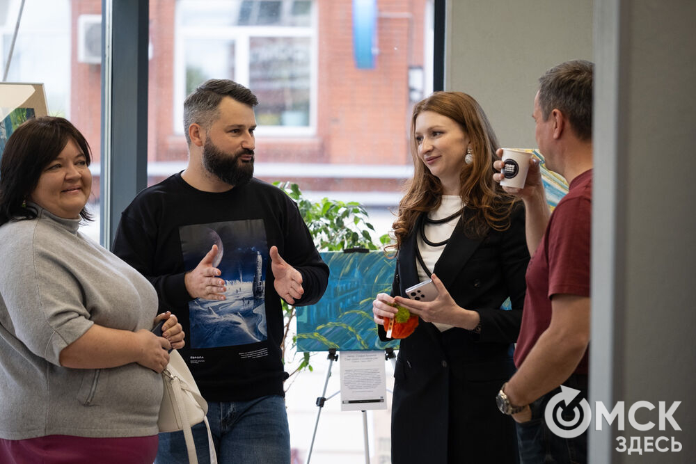 В День программиста, 13 сентября, в Омске открылась выставка художественных работ на тему квантового города. Подробности: здесь . Фото: Елизавета Медведева