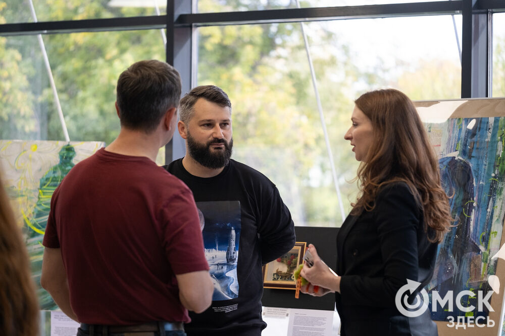 В День программиста, 13 сентября, в Омске открылась выставка художественных работ на тему квантового города. Подробности: здесь . Фото: Елизавета Медведева
