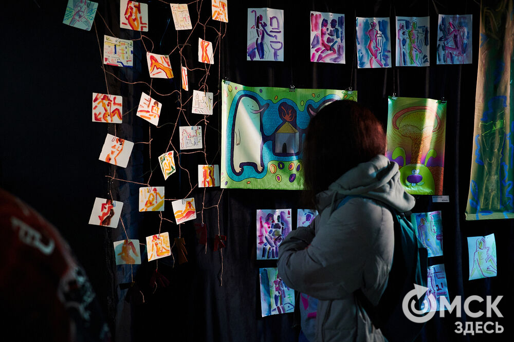 Новая выставка (18+) андеграундной галереи "Левая нога". Подробности: здесь . Фото: Илья Петров