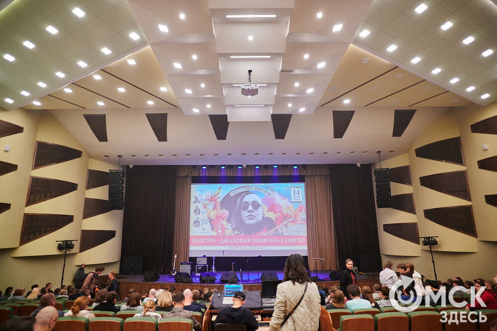 Саксофонист Сергей Летов впервые представил в Омске электро-джазовые интерпретации песен своего младшего брата Егора Летов. Фото: Илья Петров