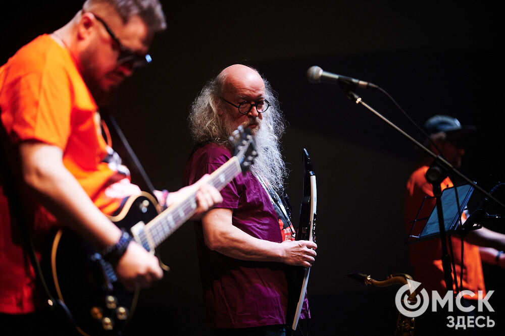 Саксофонист Сергей Летов впервые представил в Омске электро-джазовые интерпретации песен своего младшего брата Егора Летов. Фото: Илья Петров