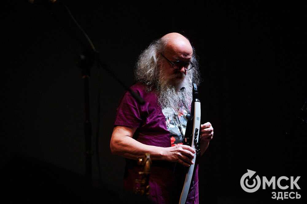 Саксофонист Сергей Летов впервые представил в Омске электро-джазовые интерпретации песен своего младшего брата Егора Летов. Фото: Илья Петров