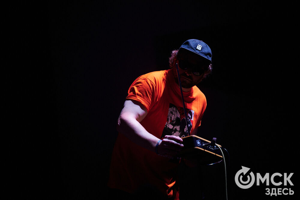 Саксофонист Сергей Летов впервые представил в Омске электро-джазовые интерпретации песен своего младшего брата Егора Летов. Фото: Илья Петров