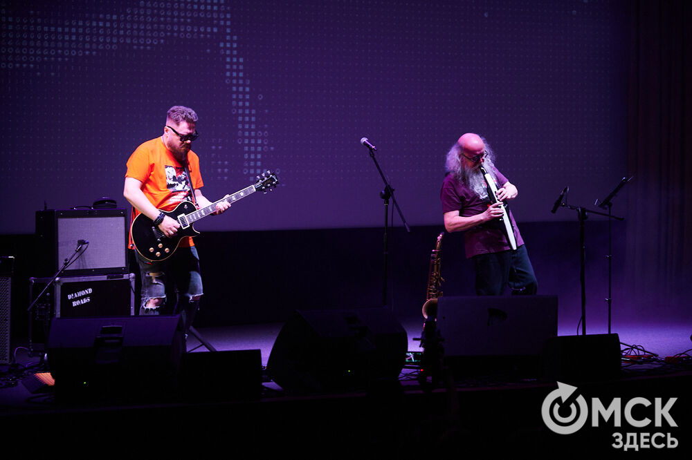 Саксофонист Сергей Летов впервые представил в Омске электро-джазовые интерпретации песен своего младшего брата Егора Летов. Фото: Илья Петров