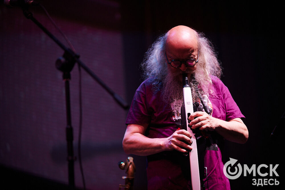 Саксофонист Сергей Летов впервые представил в Омске электро-джазовые интерпретации песен своего младшего брата Егора Летов. Фото: Илья Петров