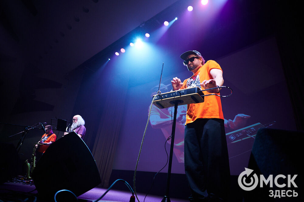 Саксофонист Сергей Летов впервые представил в Омске электро-джазовые интерпретации песен своего младшего брата Егора Летов. Фото: Илья Петров