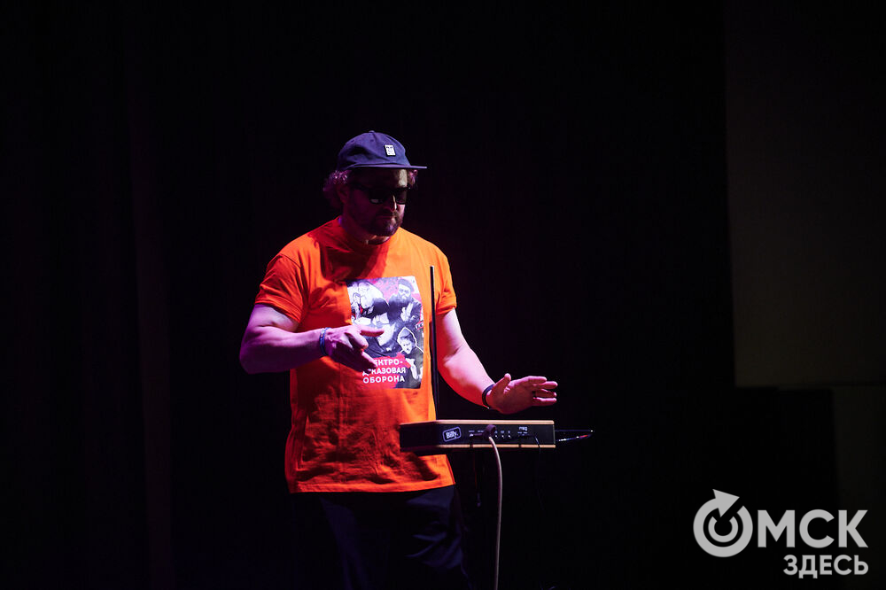 Саксофонист Сергей Летов впервые представил в Омске электро-джазовые интерпретации песен своего младшего брата Егора Летов. Фото: Илья Петров