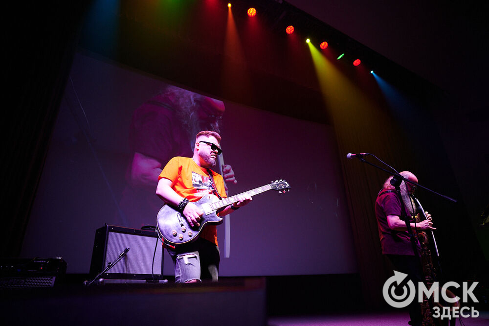 Саксофонист Сергей Летов впервые представил в Омске электро-джазовые интерпретации песен своего младшего брата Егора Летов. Фото: Илья Петров