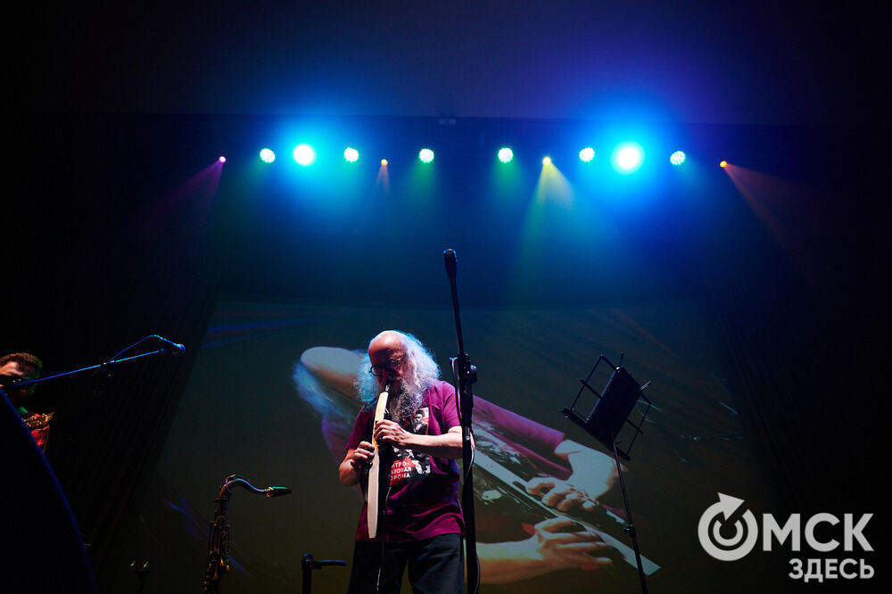 Саксофонист Сергей Летов впервые представил в Омске электро-джазовые интерпретации песен своего младшего брата Егора Летов. Фото: Илья Петров