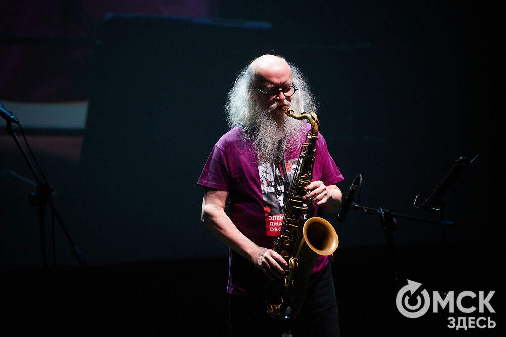 Саксофонист Сергей Летов впервые представил в Омске электро-джазовые интерпретации песен своего младшего брата Егора Летов. Фото: Илья Петров