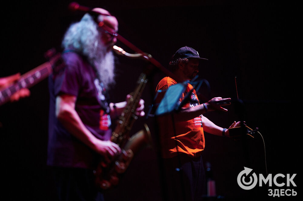 Саксофонист Сергей Летов впервые представил в Омске электро-джазовые интерпретации песен своего младшего брата Егора Летов. Фото: Илья Петров