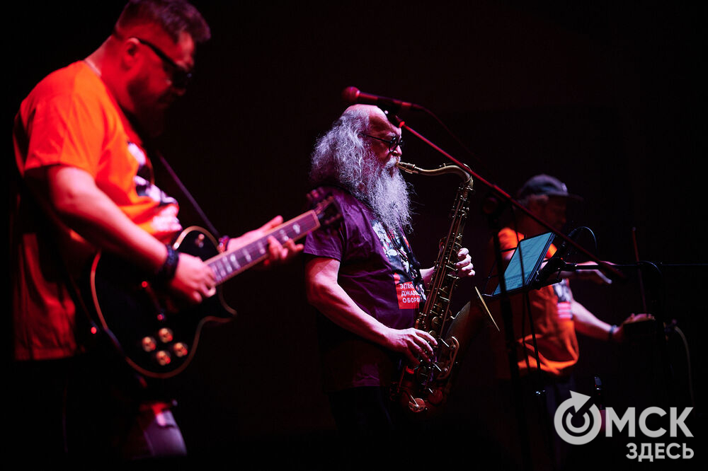 Саксофонист Сергей Летов впервые представил в Омске электро-джазовые интерпретации песен своего младшего брата Егора Летов. Фото: Илья Петров