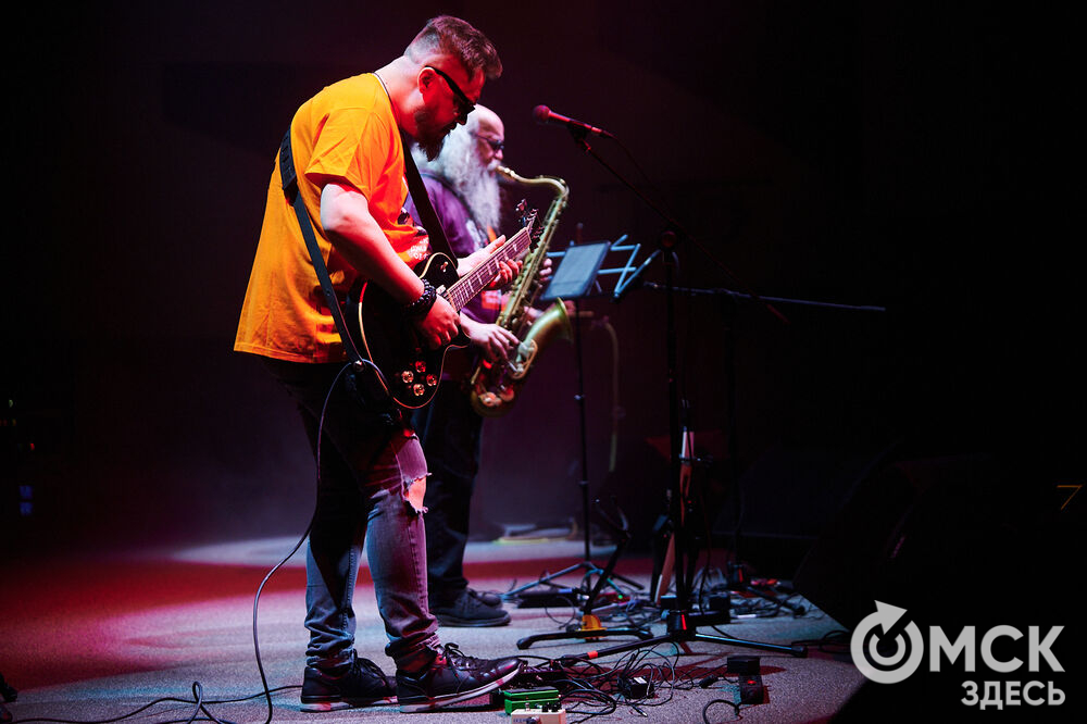 Саксофонист Сергей Летов впервые представил в Омске электро-джазовые интерпретации песен своего младшего брата Егора Летов. Фото: Илья Петров