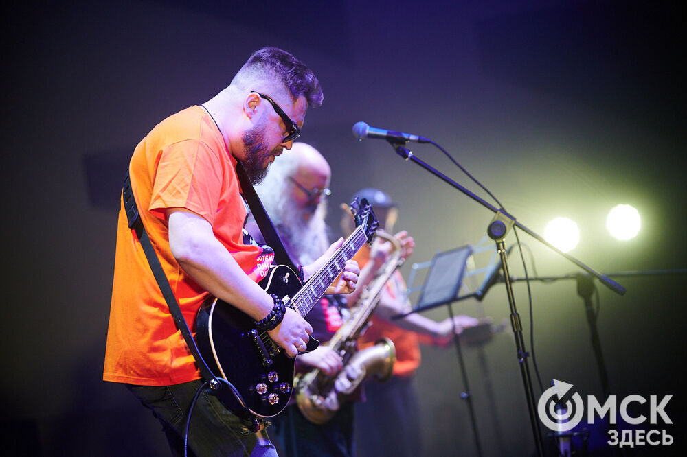 Саксофонист Сергей Летов впервые представил в Омске электро-джазовые интерпретации песен своего младшего брата Егора Летов. Фото: Илья Петров