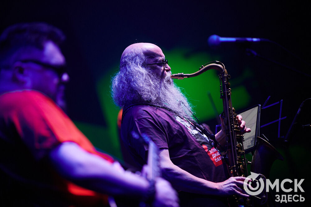 Саксофонист Сергей Летов впервые представил в Омске электро-джазовые интерпретации песен своего младшего брата Егора Летов. Фото: Илья Петров