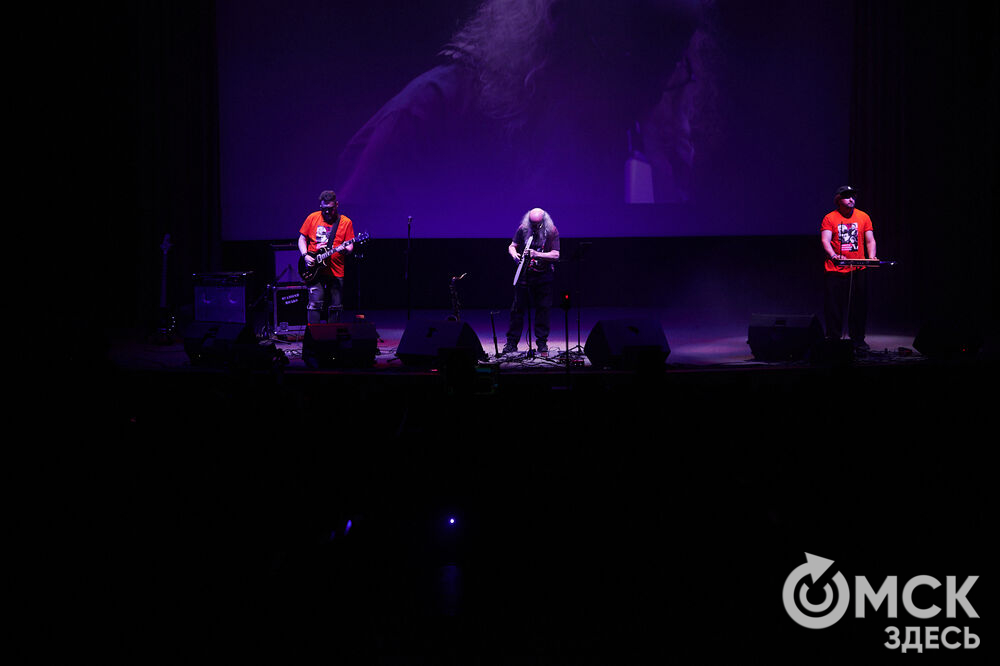 Саксофонист Сергей Летов впервые представил в Омске электро-джазовые интерпретации песен своего младшего брата Егора Летов. Фото: Илья Петров