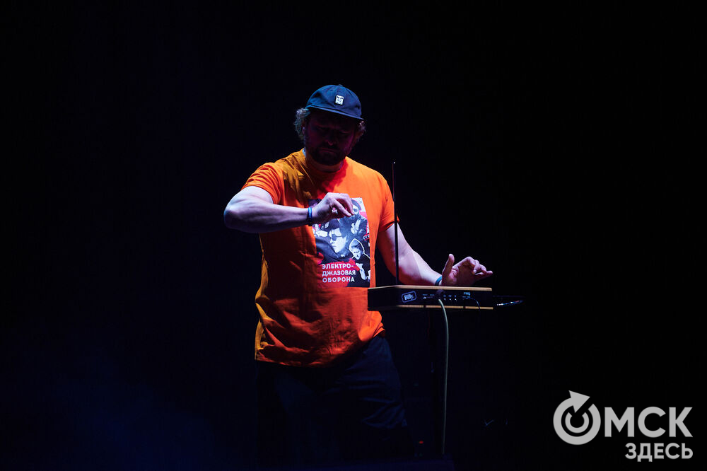 Саксофонист Сергей Летов впервые представил в Омске электро-джазовые интерпретации песен своего младшего брата Егора Летов. Фото: Илья Петров