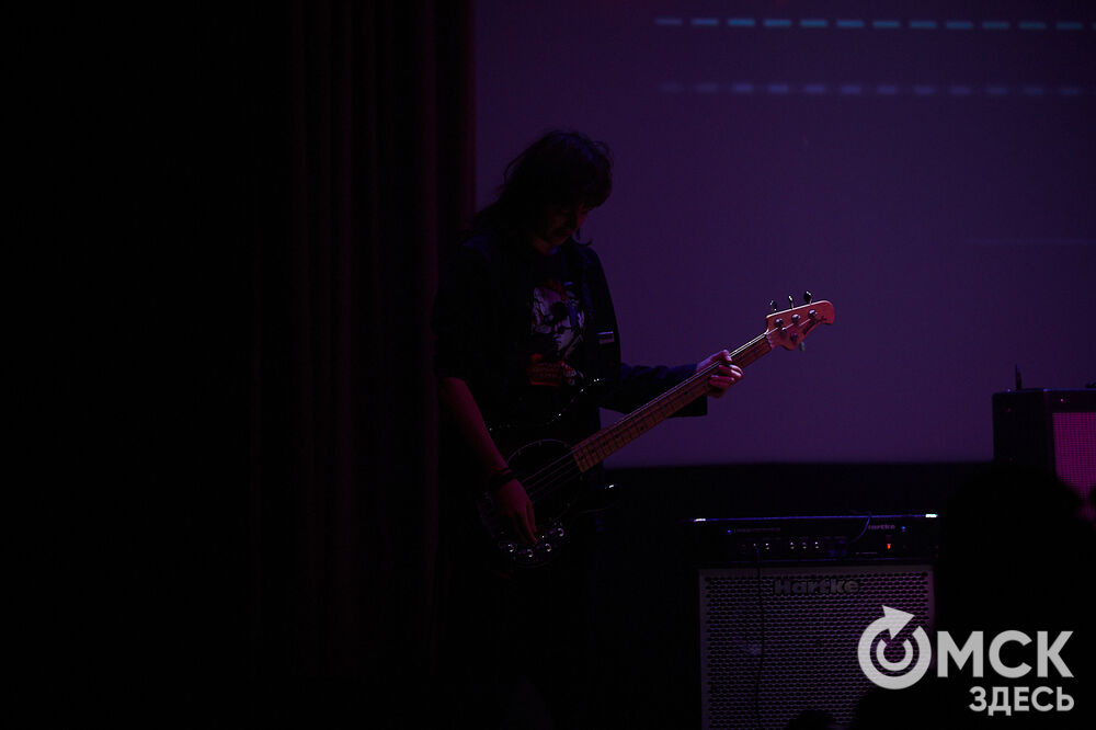 Саксофонист Сергей Летов впервые представил в Омске электро-джазовые интерпретации песен своего младшего брата Егора Летов. Фото: Илья Петров