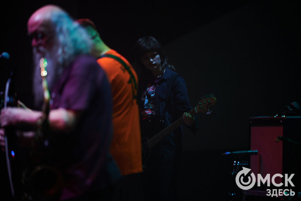 Саксофонист Сергей Летов впервые представил в Омске электро-джазовые интерпретации песен своего младшего брата Егора Летов. Фото: Илья Петров