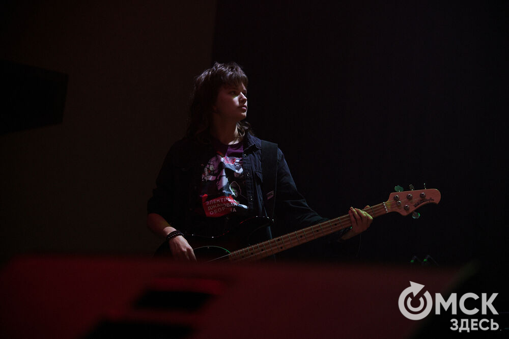 Саксофонист Сергей Летов впервые представил в Омске электро-джазовые интерпретации песен своего младшего брата Егора Летов. Фото: Илья Петров