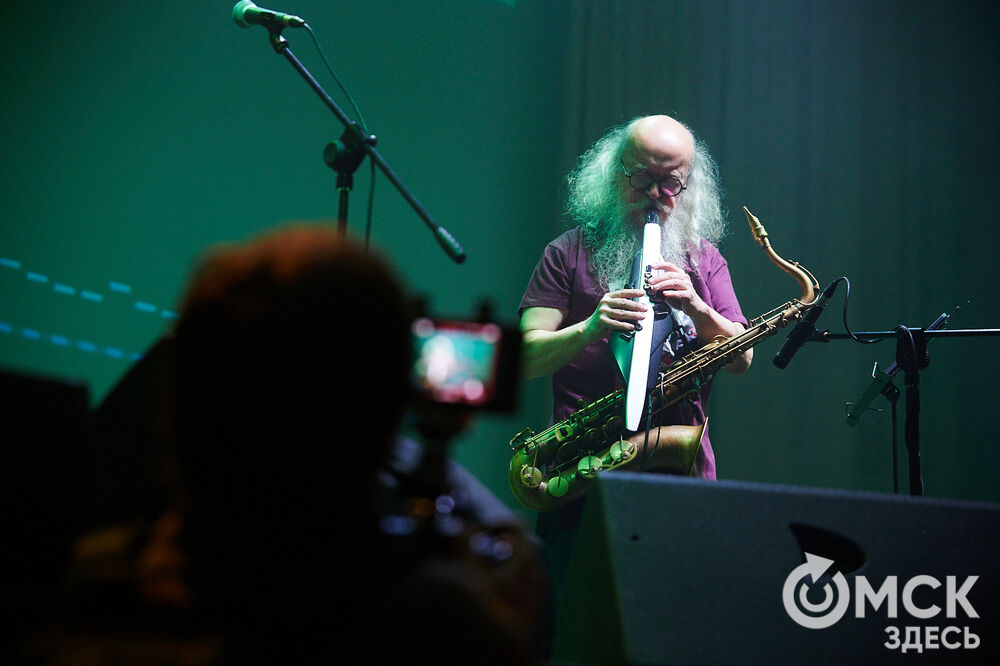 Саксофонист Сергей Летов впервые представил в Омске электро-джазовые интерпретации песен своего младшего брата Егора Летов. Фото: Илья Петров