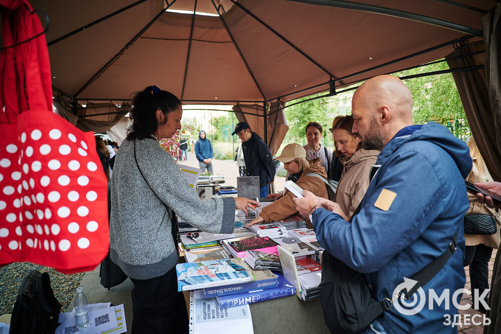 Первый фестиваль актуальной литературы "Книжный дворик" (0+) прошёл в пространстве "Арт-погружение" Городского музея "Искусство Омска". Фото: Илья Петров
