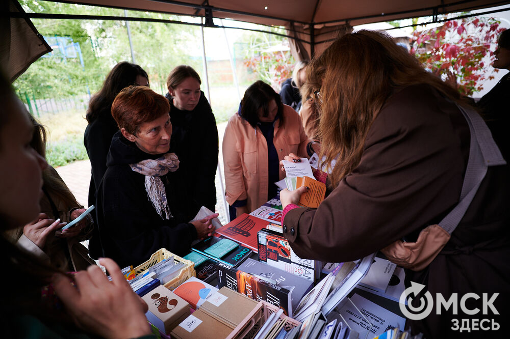 Первый фестиваль актуальной литературы "Книжный дворик" (0+) прошёл в пространстве "Арт-погружение" Городского музея "Искусство Омска". Фото: Илья Петров